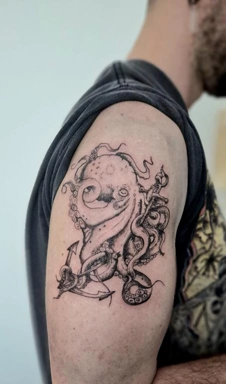 Dettaglio di tatuaggio fine line minimal eseguito in studio